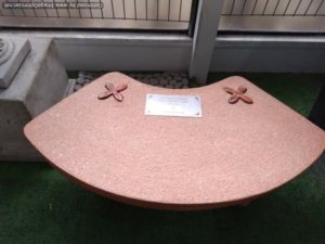 Curved seat in special colour in Memory